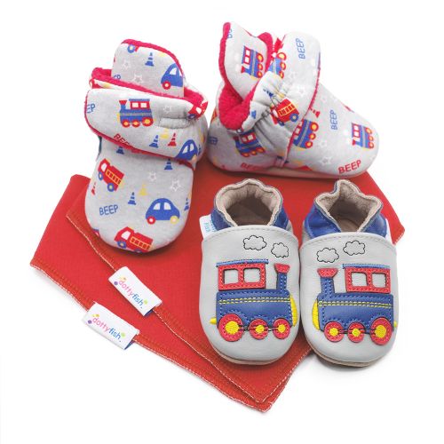 Geschenkset von Dotty Fish mit Babyschuhen aus Baumwolle in Form eines Fahrzeugs, Krabbelschuhen aus Leder mit Zugmotiv und zwei roten Babylätzchen aus Baumwolle.