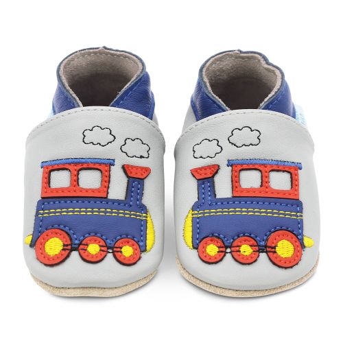 Hellgraue Lederschuhe von Dotty Fish für Baby- und Kleinkindjungen mit weicher Sohle, blauem Knöchelbesatz und blau-rotem Dampfzug.