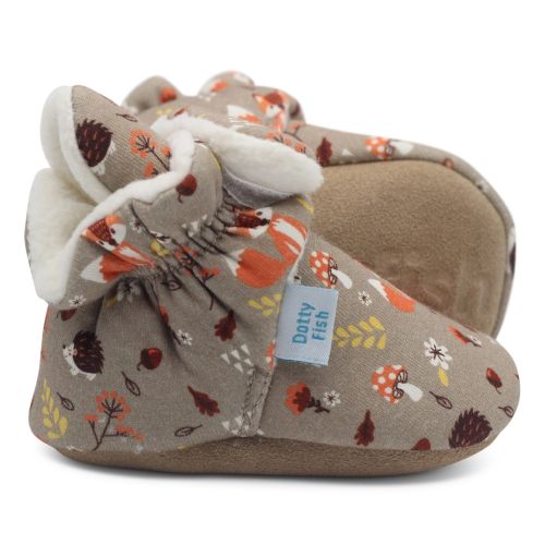 Hellbraune Babyschuhe aus Baumwolle mit weicher Sohle von Dotty Fish, weißem Fleecefutter und Waldmuster mit Fuchs und Igel.