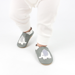 Kleinkind trägt graue Dotty Fish Lauflernschuhe aus Leder mit weißem und grauem Streifen-Elefantenmuster.