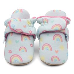 Hellblaue Babystiefel aus Baumwolle mit rosa Fleecefutter und Regenbogenmuster.