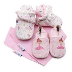 Dotty Fish Baby-Geschenkset mit Schmetterlings- und Bienen-Schuhchen, rosa Ballerinas aus Leder und zwei hellrosa Baumwolllätzchen.