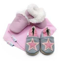 Dotty Fish Baby-Geschenkset mit rosa Wildlederpantoffeln, grauen Lederschuhen mit Sternen und zwei hellrosa Baumwolllätzchen.