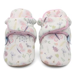 Cremefarbene Babystiefel aus Baumwolle mit rosa Fleecefutter und Blumenmuster.