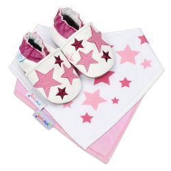 Dotty Fish Baby-Geschenkset bestehend aus weißen Lederschuhen mit rosa Sternen, einem rosa Baumwolllätzchen und einem rosa Sternchen-Baumwolllätzchen.