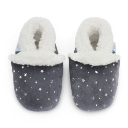 Dunkelgraue Dotty Fish Baby- und Kinderpantoffeln aus Wildleder mit weicher Sohle, silbernen Sternen und Fleecefutter.